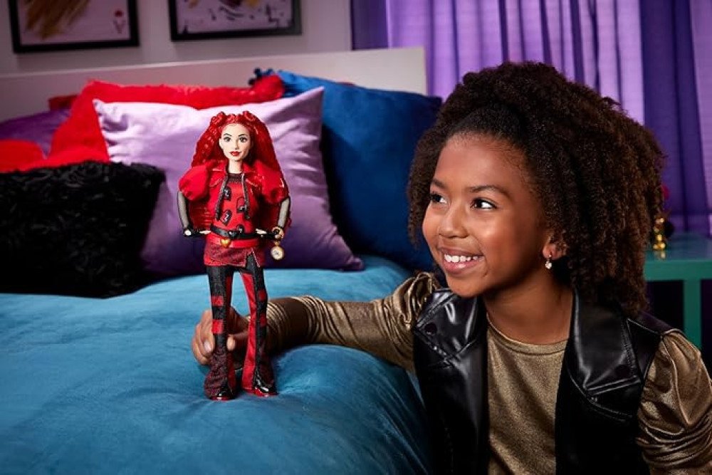 Mattel Disney Descendants 4: The Rise of Red Fashion Doll & Accessory – Red, Daughter of Queen of Hearts with Movie-Inspired Clothes & Pocket Watch