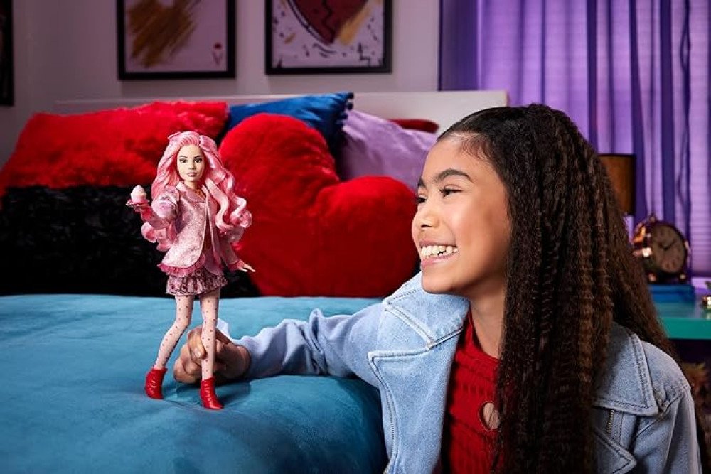 Mattel Disney Descendants 4: The Rise of Red Fashion Doll & Accessory - Bridget, Young Queen of Hearts with Movie-Inspired Clothes & Cupcake